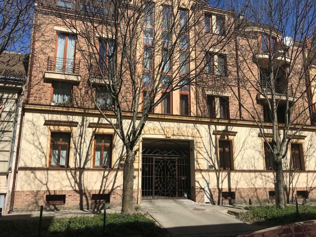 Ik Apartment Debrecen Bagian luar foto