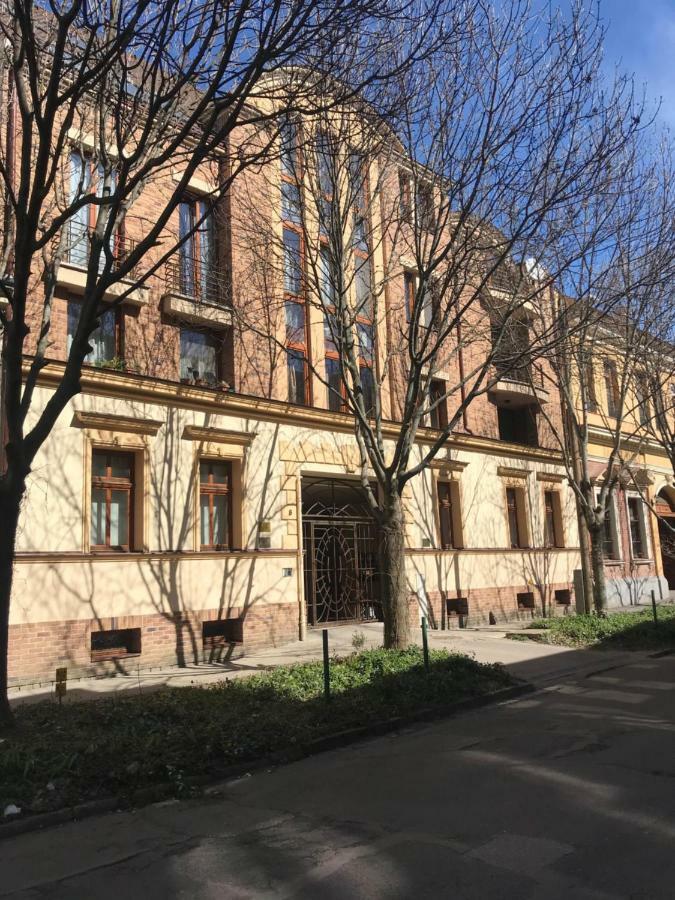 Ik Apartment Debrecen Bagian luar foto